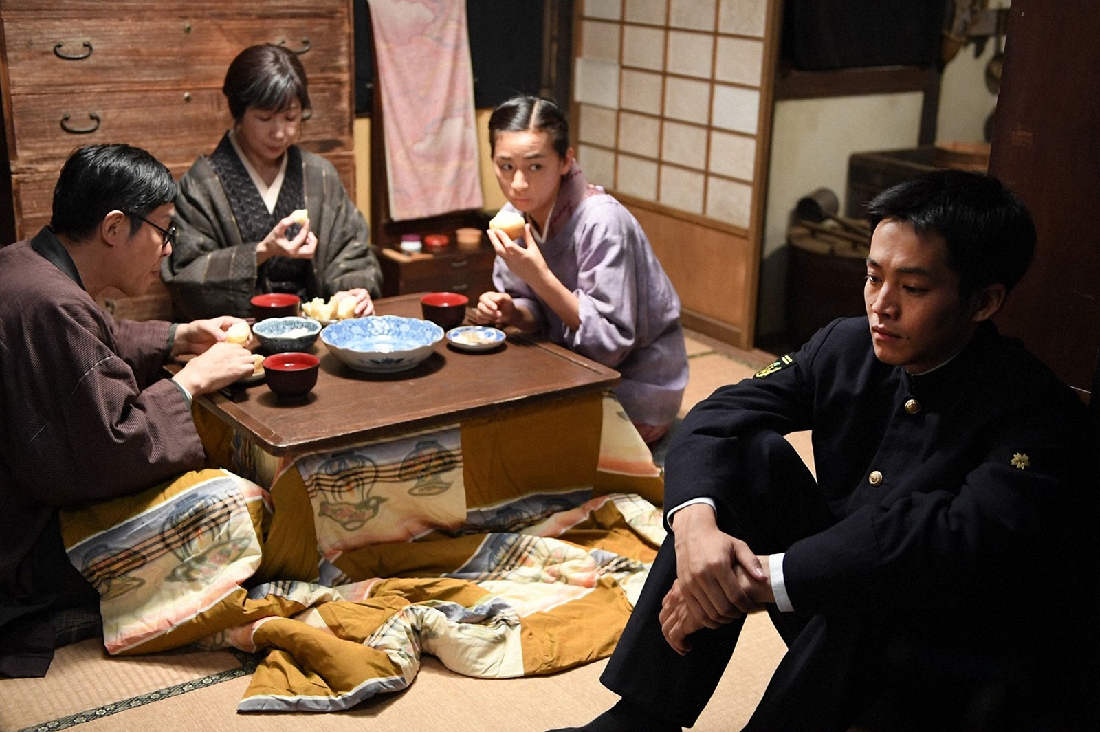 田口トモロヲ、伊藤蘭、尾野真千子、松坂桃李／「この世界の片隅に」最終話より（C）TBS