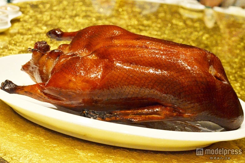 パリパリ皮が美味しい、こんがりきつね色の丸焼きダック