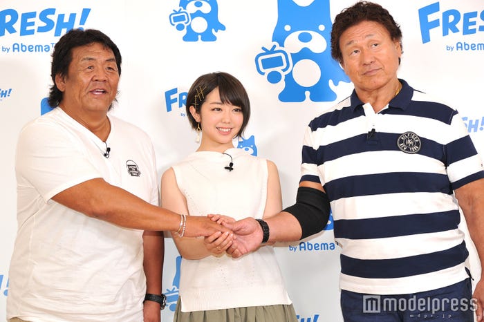 (左から)長州力、峯岸みなみ、天龍源一郎(C)モデルプレス