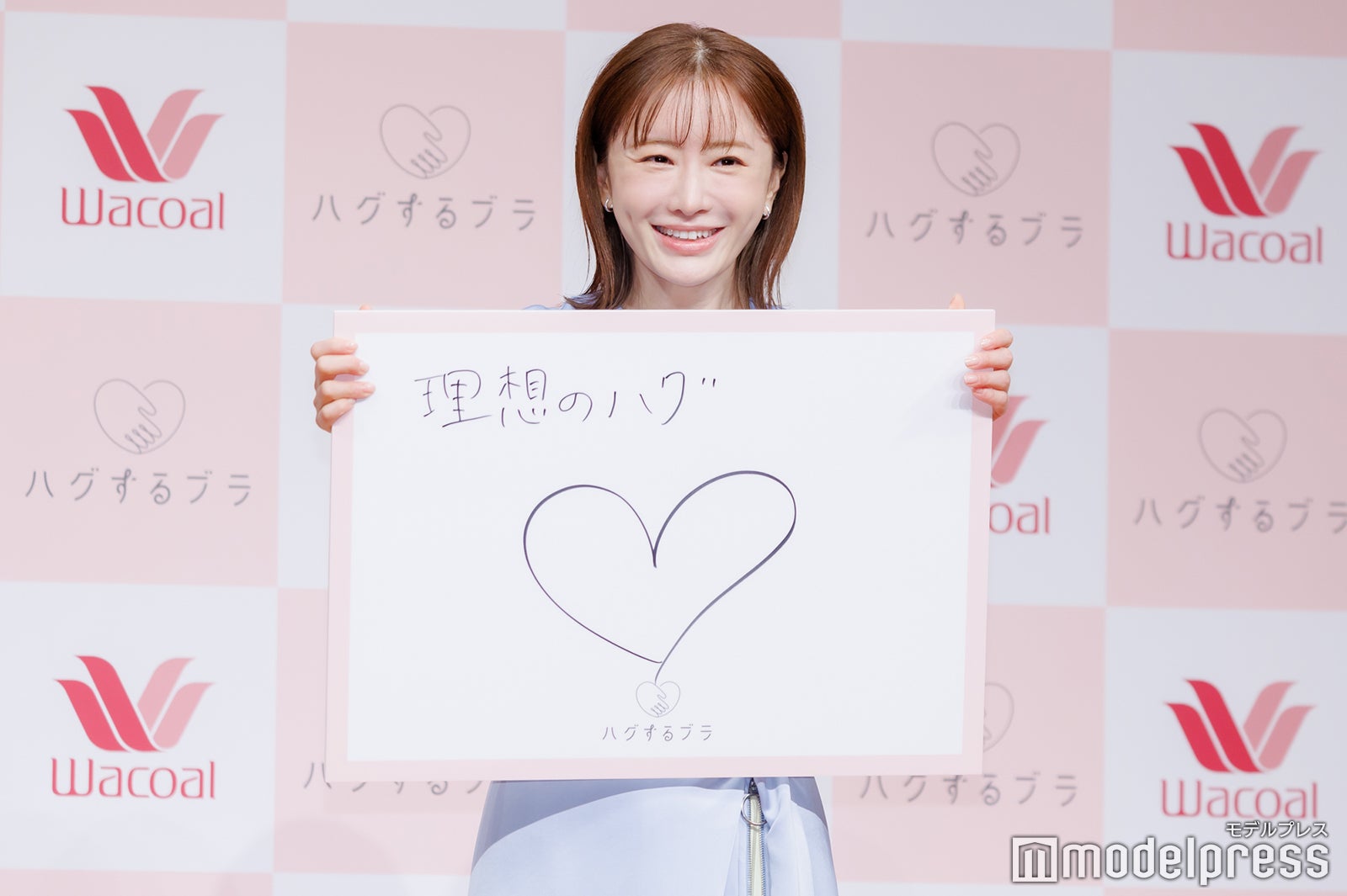 理想のハグを説明する松本まりか（C）モデルプレス