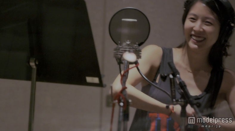 舞台裏での自然な笑顔が魅力的／BoA「First Time」MVより