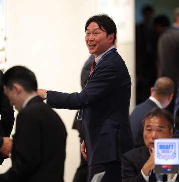 広島・新井監督が満面の笑み「うれしいですね」山里の単独指名に成功 「似ている」と語った元カープ戦士とは？