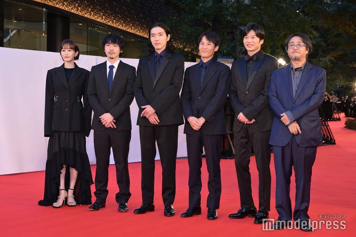 (左から)前田敦子、松本優作監督、柄本佑、吉田康弘監督、田中圭、城定秀夫 監督(C)モデルプレス