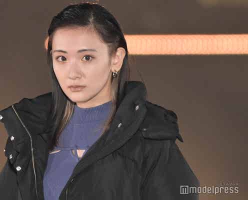 生駒里奈、ニットから胸元チラ見せ ヌーディーメイクで凛々しく<GirlsAward 2023 A/W>