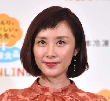 「私結婚2回してるんですけど」討論番組で奇跡の49歳美女が切り出す 19歳娘ら子は3人、夫は爆問・田中裕二「名義変更ほんっと大変」