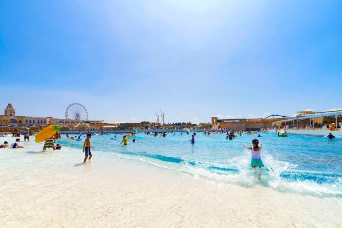 土日祝限定で開催される1日2回の大波タイムには、日本最大級の大波が立つ「ジョイアマーレの浜辺」