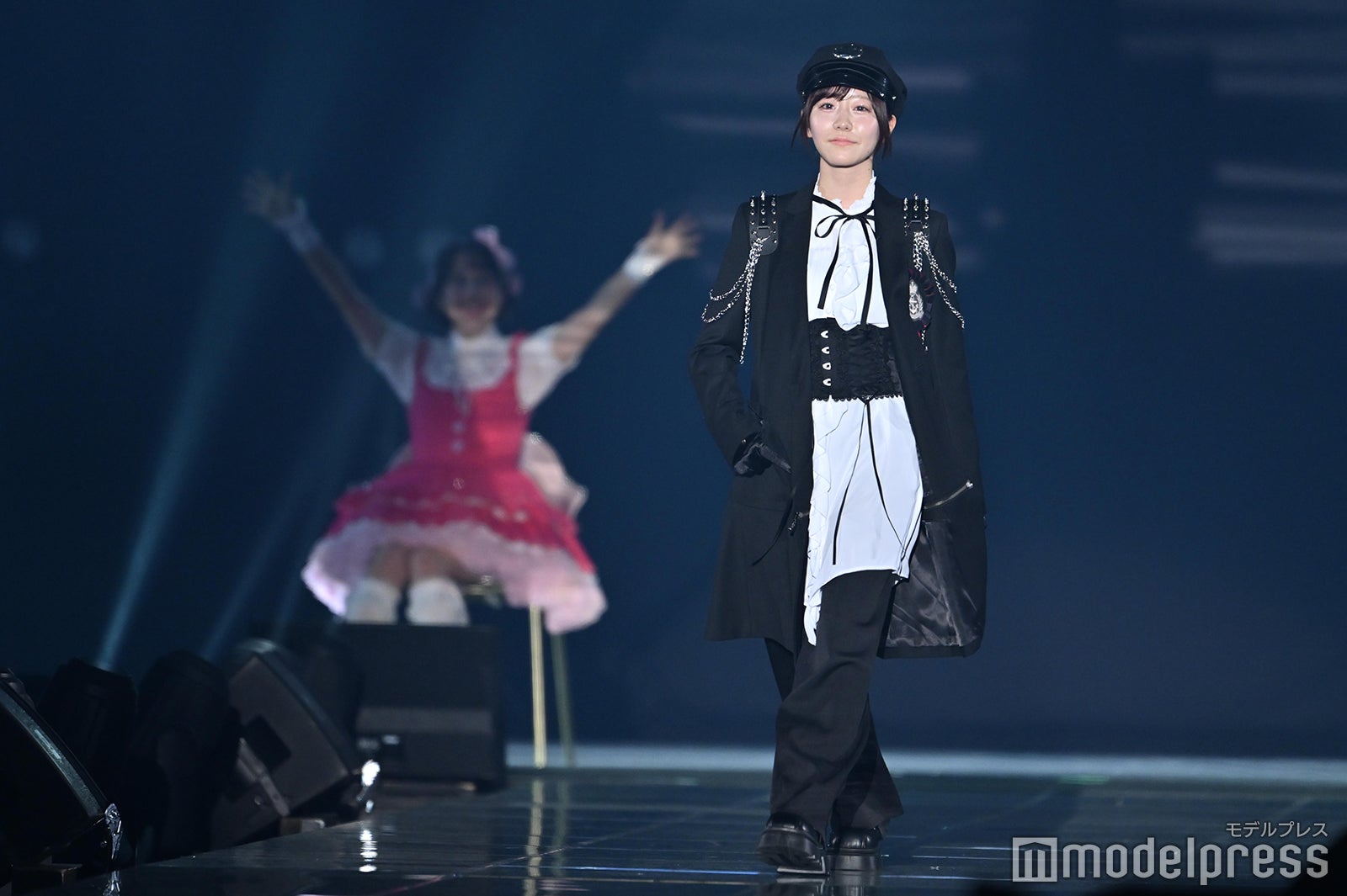 真中まな（右）に湧く松本かれん（左）（C）モデルプレス