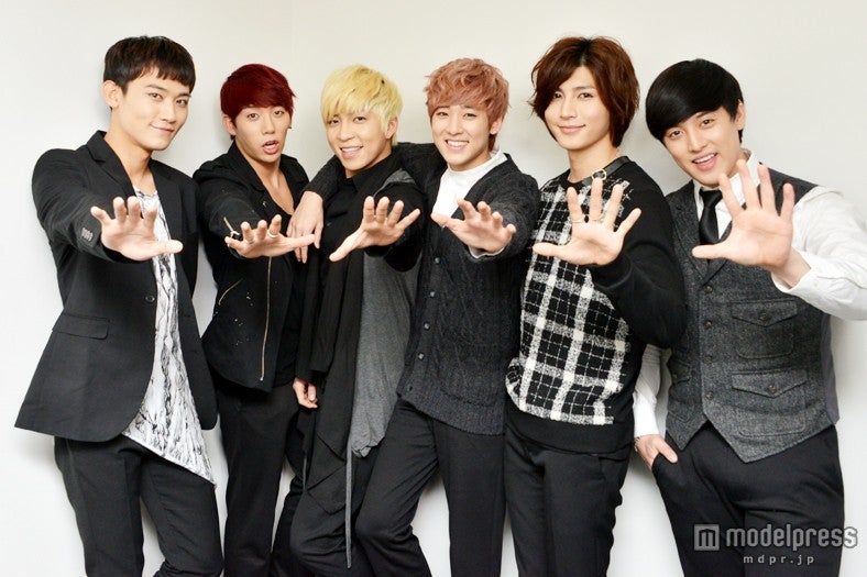 U-KISS（左から：AJ、フン、スヒョン、ケビン、キソプ、イライ）