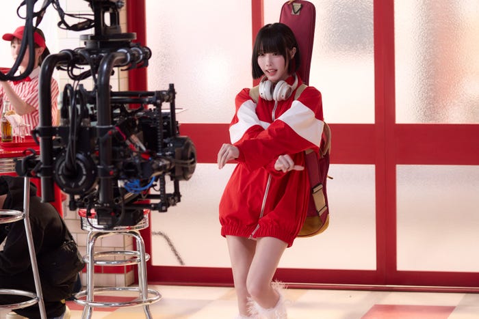 あの/新CM「コチる放課後アンセム 『レストラン』篇」メイキングより(提供写真)