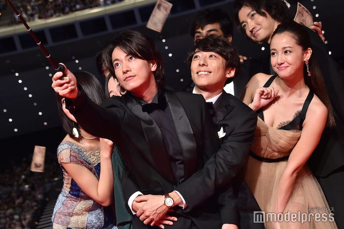 ステージ上で自撮り 高橋一生が佐藤健をぎゅっ(C)モデルプレス