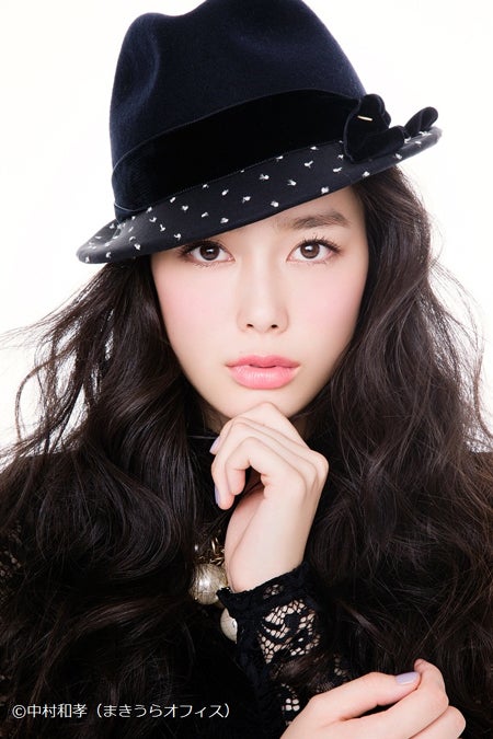 10月19日発売の「mina」12月号で表紙を飾る吉倉あおい／表紙カット