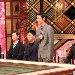 SMAPと「親友フィーリングカップル」を行う俳優陣（左から：堤真一、井浦新、AKIRA、高良健吾、福士蒼汰）（C）フジテレビ【モデルプレス】