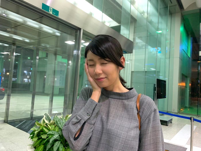 新美有加アナ、出社の様子(提供写真)