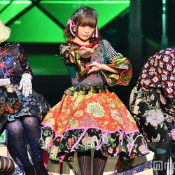 きゃりー、中田ヤスタカに感謝のパフォーマンス 「原宿いやほい」披露<レコ大>