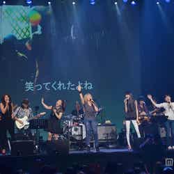 最後に「One Of Love」を合唱した出演者たち(左から土屋アンナ、LiLiCo、華原朋美、夏木マリ、シシド・カフカ、井手綾香、紗羅マリー)