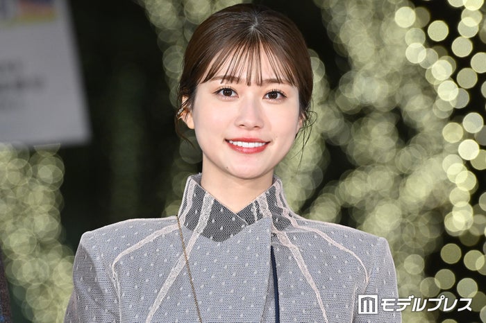 生見愛瑠、美脚輝くミニスカ私服ショット公開「脚長すぎる」「シンプルでスタイル際立つ」と反響