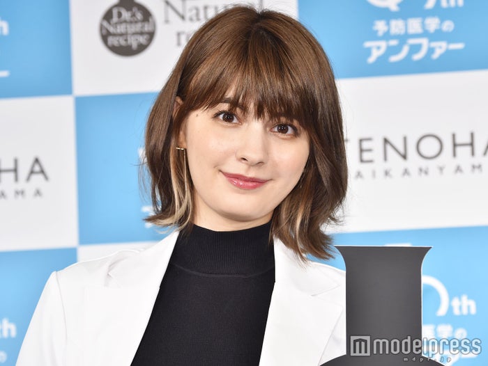 マギー ミニスカで生足披露 スレンダー美脚に とても綺麗 うっとり モデルプレス