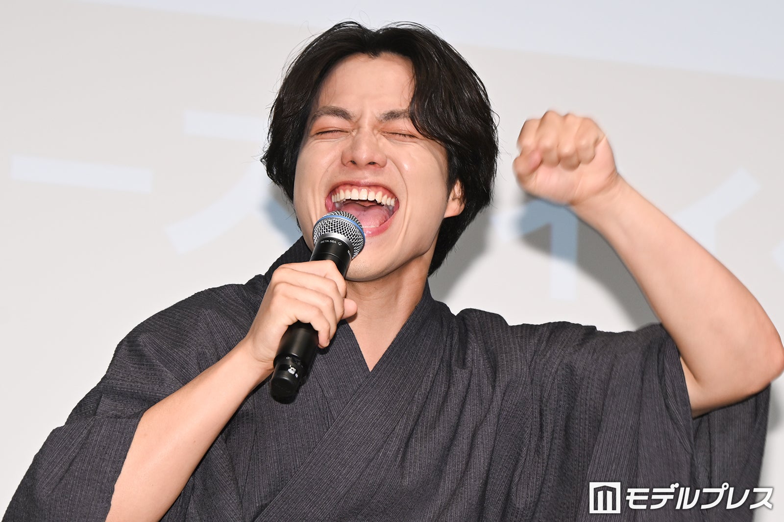 誕生日をお祝いされて「いえ〜い！」とテンションを上げて喜ぶ重岡大毅（C）モデルプレス