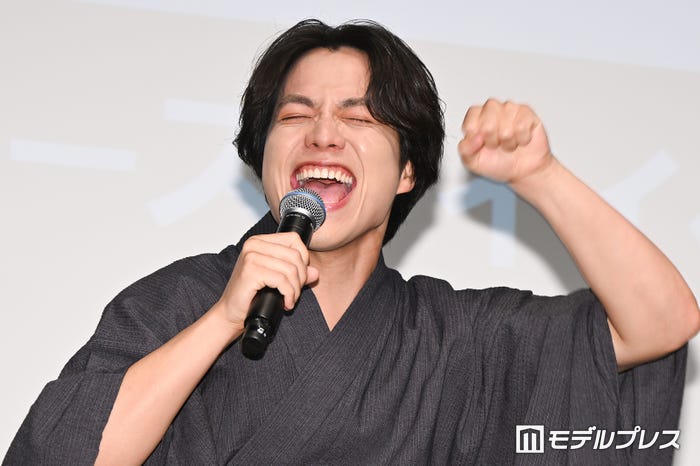 誕生日をお祝いされて「いえ〜い!」とテンションを上げて喜ぶ重岡大毅(C)モデルプレス