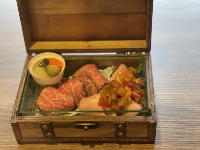 ローストビーフ丼の新しい食べ方？ウニとイクラの組み合わせが絶品【奈良の隠れ家】