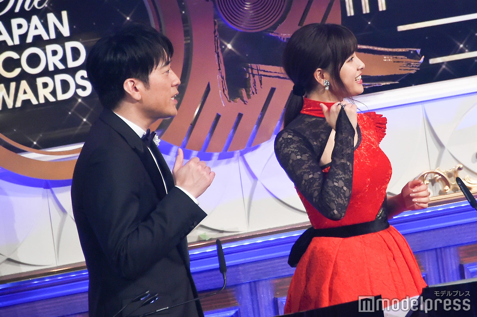 いいねダンスをする安住紳一郎アナウンサー、土屋太鳳 （C）モデルプレス