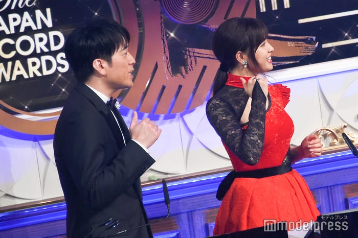 いいねダンスをする安住紳一郎アナウンサー、土屋太鳳 (C)モデルプレス