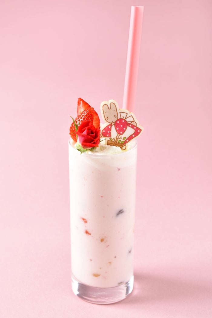 お花摘みにおでかけ♪カラフルタピオカ入り♡ラブリ～苺ラッシー918円（C）1985,2018 SANRIO CO.,LTD.