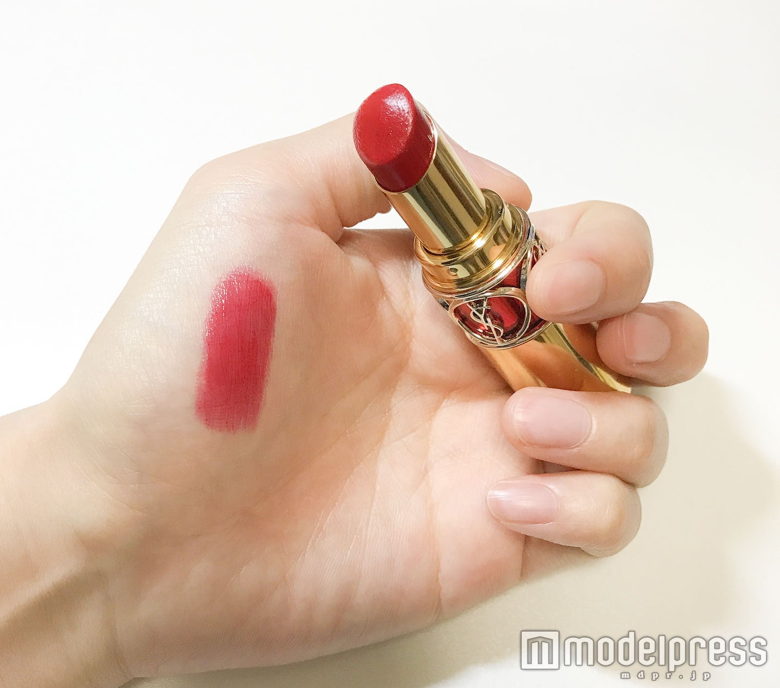 鮮やかレッドでハッとさせるような色香をまとう／写真・MAI（C）モデルプレス