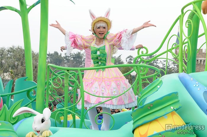 ヘンテコなガーデンのフロートのダンサー