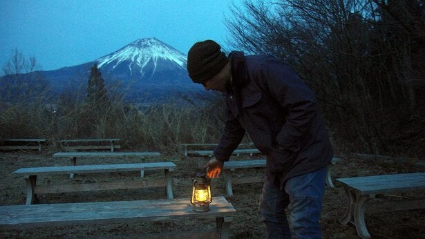 ヒロシ、富士山と愛用のオイルランタンとの“ベストショット”写真を