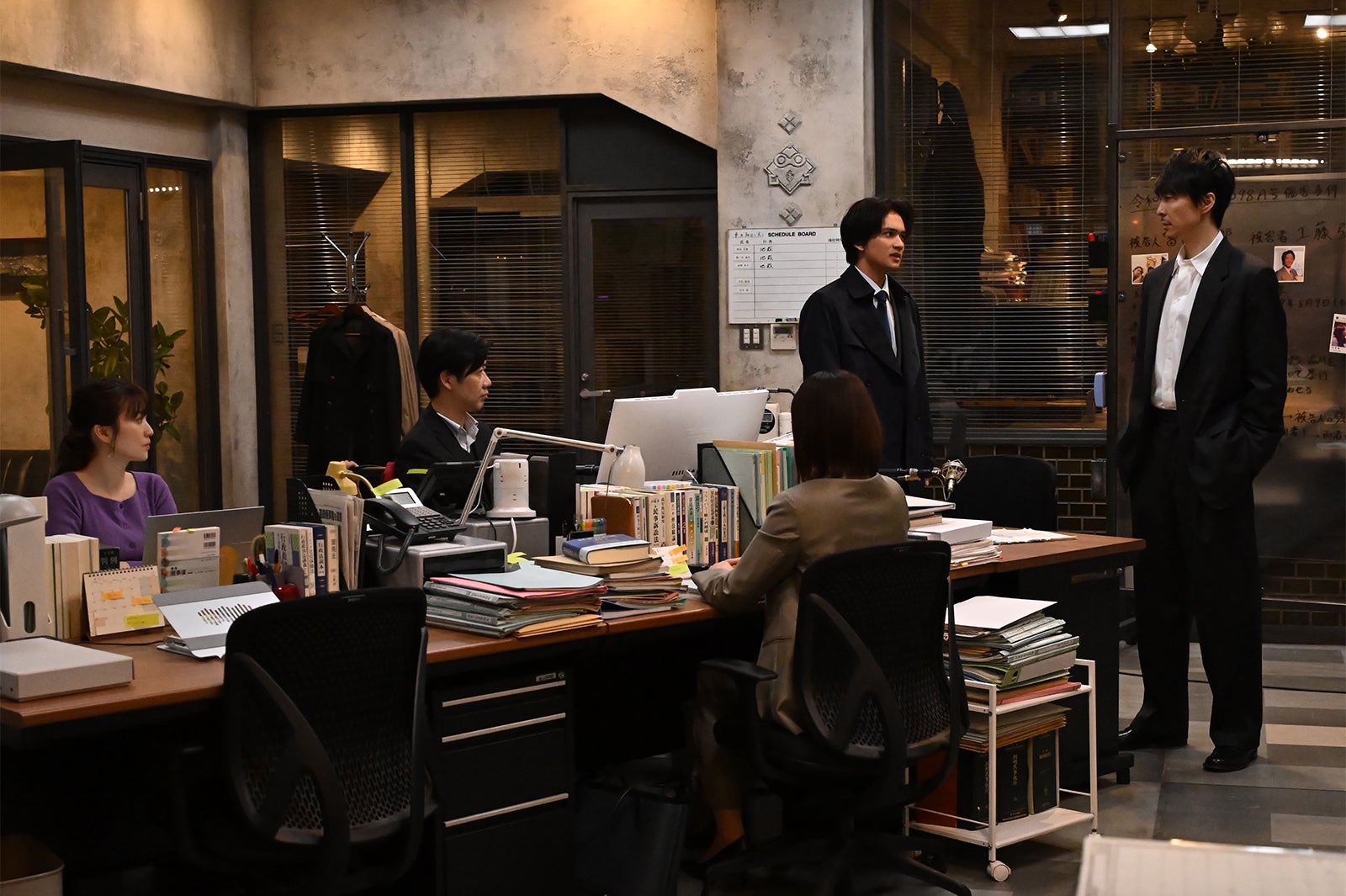 北村匠海、長谷川博己ら「アンチヒーロー」第3話より（C）TBS