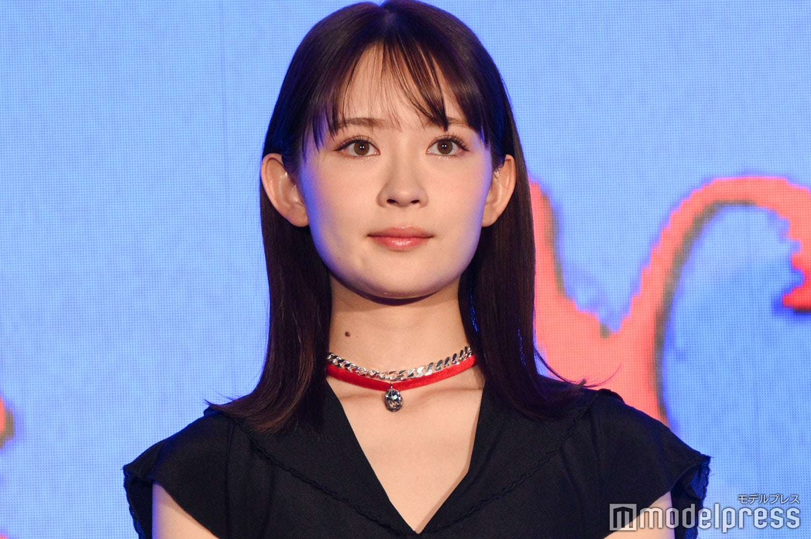 畑芽育、Snow Man渡辺翔太は「癖のある部分がすごく興味深い」スリット入りドレスで美脚披露【事故物件ゾク 恐い間取り】