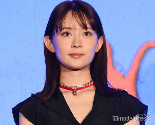 畑芽育、Snow Man渡辺翔太は「癖のある部分がすごく興味深い」スリット入りドレスで美脚披露【事故物件ゾク 恐い間取り】