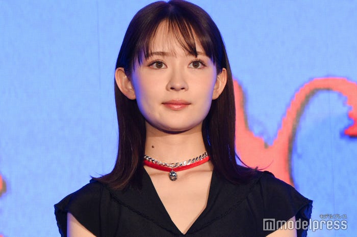 渡辺翔太から「風のように帰っていた」と帰りが早いことをツッコまれる畑芽育(C)モデルプレス