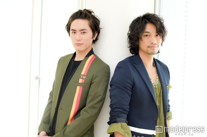 (左から)間宮祥太朗、斎藤工(C)モデルプレス