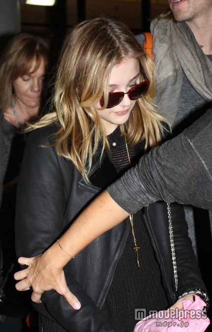 成田空港に到着したクロエ・グレース・モレッツ。