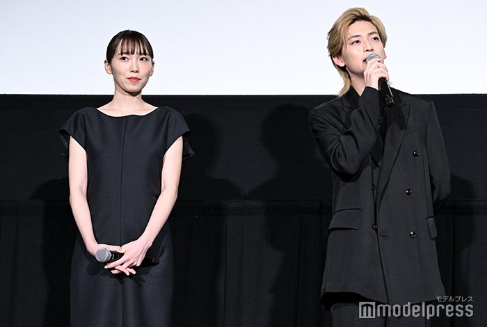 飯豊まりえ、高橋文哉（C）モデルプレス