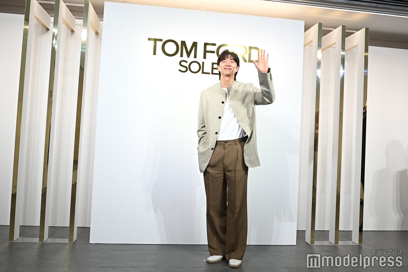 爽やかに手を振るコン・ユ（C）モデルプレス