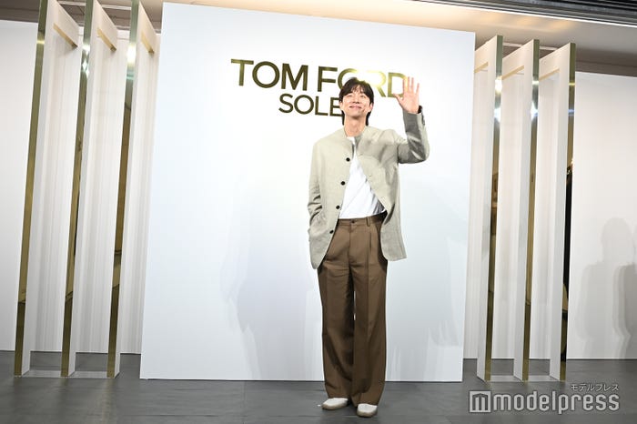 爽やかに手を振るコン・ユ(C)モデルプレス