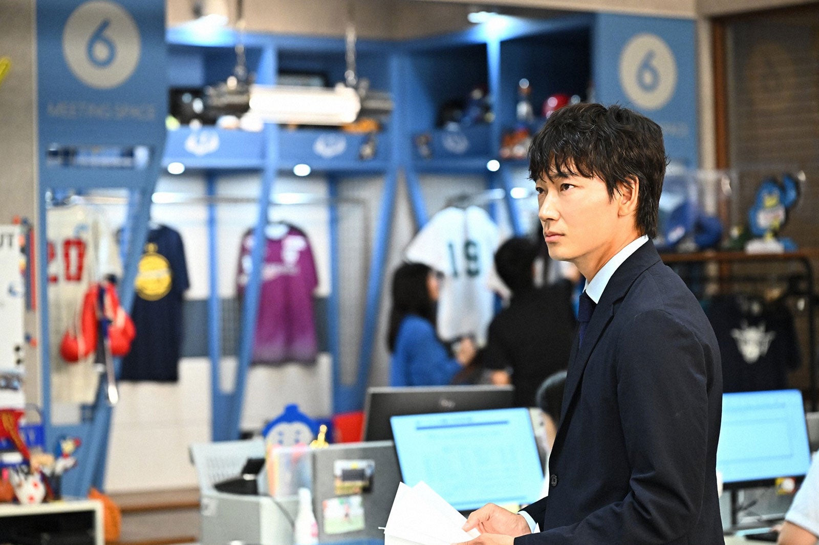 綾野剛／「オールドルーキー」第4話より（C）TBS