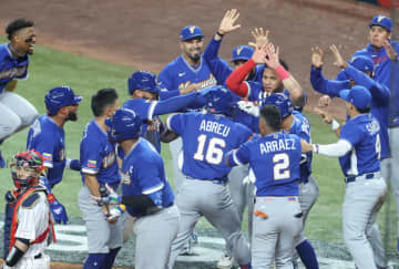 逆転のベネズエラ まるでサヨナラ勝利のようなお祭り騒ぎに ガルシア2ランで1点差、3ランのアブレイユはバット放り投げる