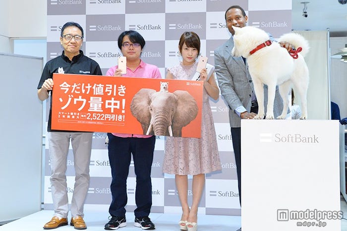 川栄李奈(中央)/ソフトバンクセレモニーの様子