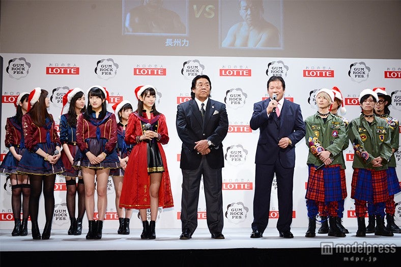 （上段左から）松岡菜摘、森保まどか、朝長美桜、Jun、わちゅ～（下段左から）多田愛佳、田島芽瑠、宮脇咲良、長州力、藤波辰爾、TSUBASA、大輝