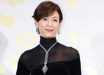 もう還暦なの？「60」ティアラを頭に乗せて…鈴木保奈美が還暦パーティーではじける笑顔