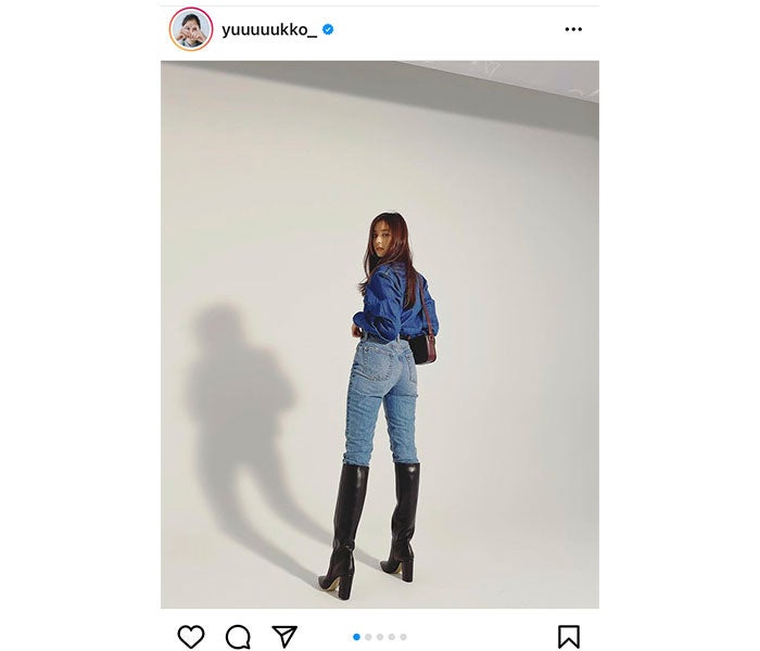 新木優子 スタイルブックからデニムコーデをチラ見せ 脚長い 似合ってる素敵 モデルプレス