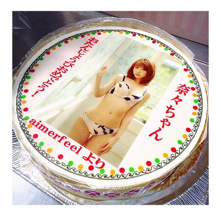 鈴木奈々がサプライズでもらった“下着姿ケーキ”／鈴木奈々オフィシャルブログ（LINE）より
