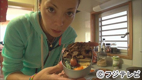 手作り弁当で、母としての一面も見せる