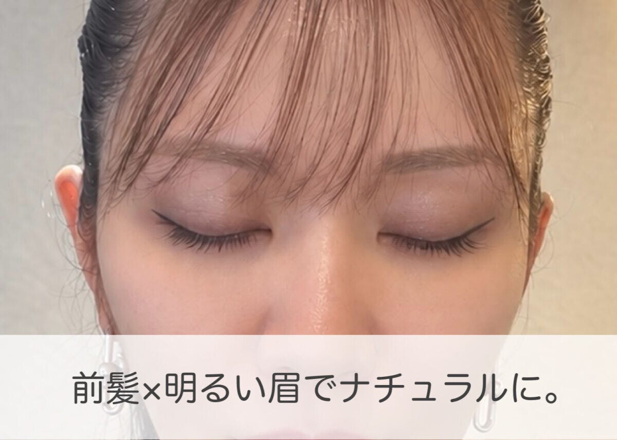 前髪ありの状態で目を閉じ、明るくナチュラルな眉に仕上げた女性のアップ 前髪ありの状態で目を閉じ、明るくナチュラルな眉に仕上げた女性のアップ
