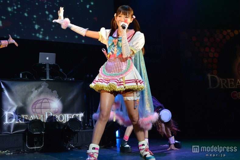 ミニスカ姿で美脚を大胆披露した椎名ぴかりん