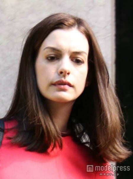 アン・ハサウェイのポッチャリ化したボディをキャッチ